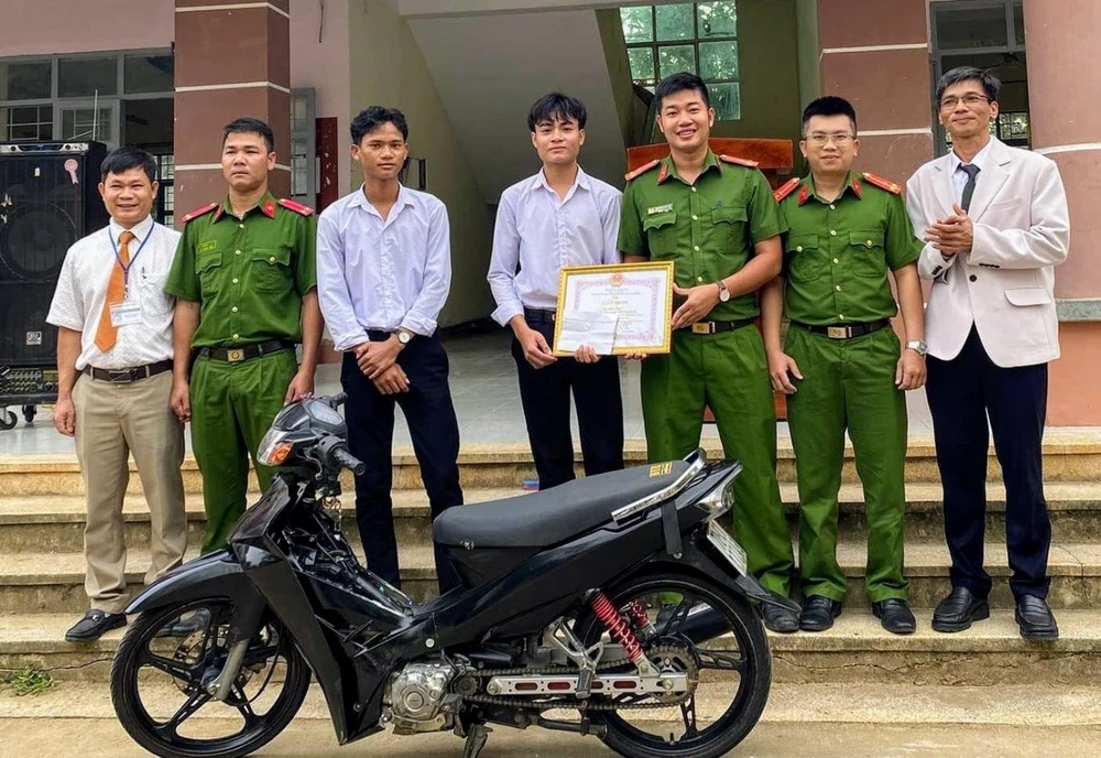 Lực lượng chức năng trao bằng khen cho em Kpắ Y Sem z4966029091878-dc5ed617ff4dd049c9a7e540b5169edf-4883.jpg