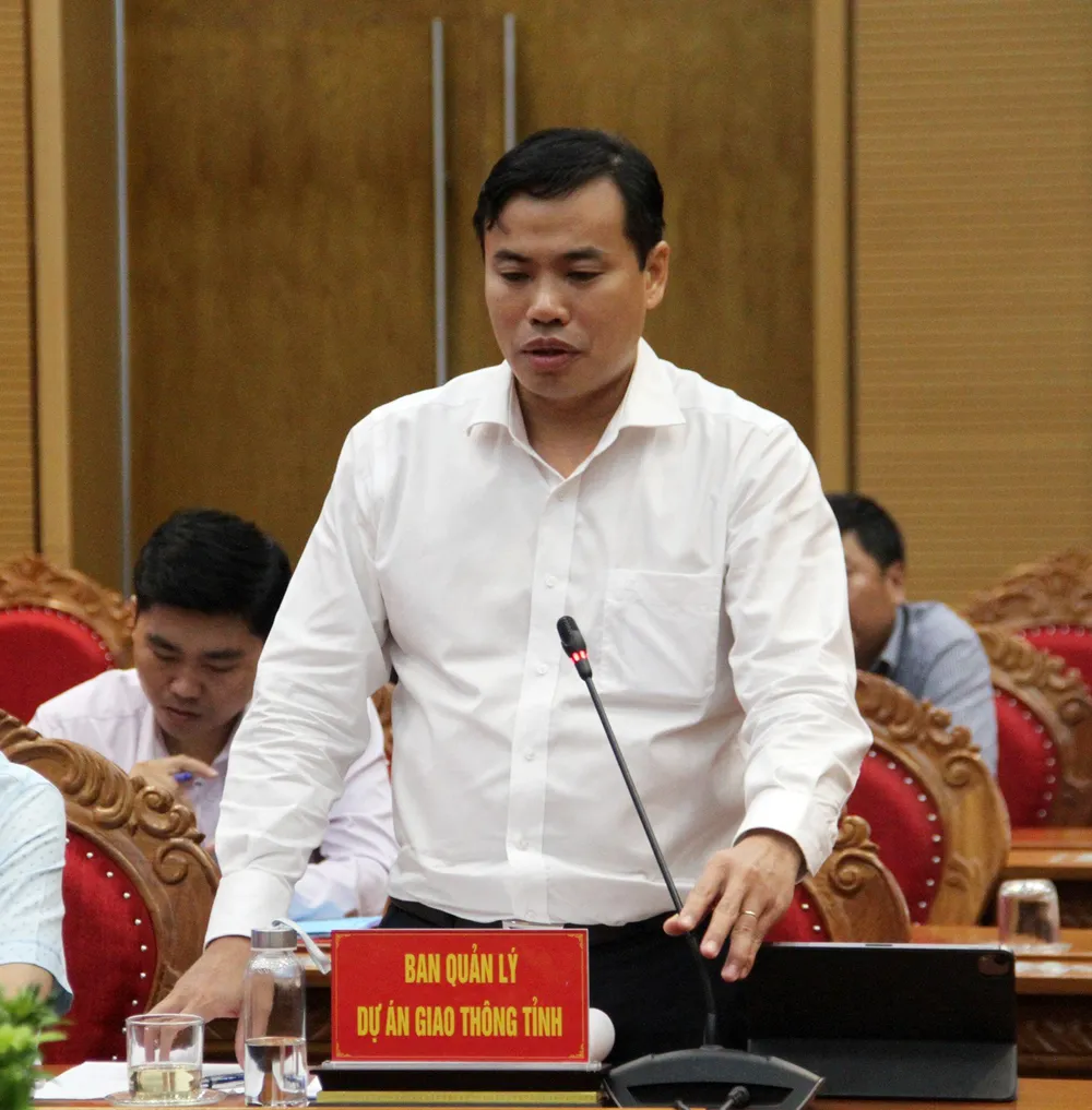 Ông Lưu Nhất Phong, Giám đốc Ban Quản lý dự án giao thông tỉnh Bình Định nêu ý kiến z4976964594964-be549fb6e1d2a378b48e2548ac1ad499-2572.jpg