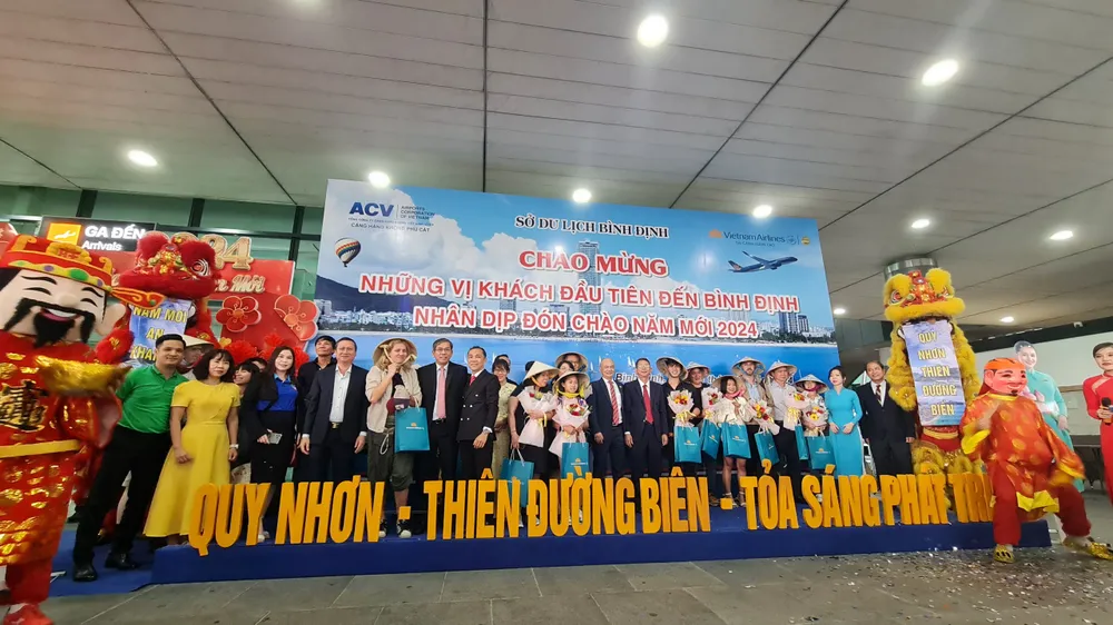 Các du khách trong nước, quốc tế ghé "xông đất" Bình Định đầu năm 2024. Ảnh: XUÂN HUYÊN z5029178333278-e6becadf8e889a40a62763558db7a173-1099.jpg