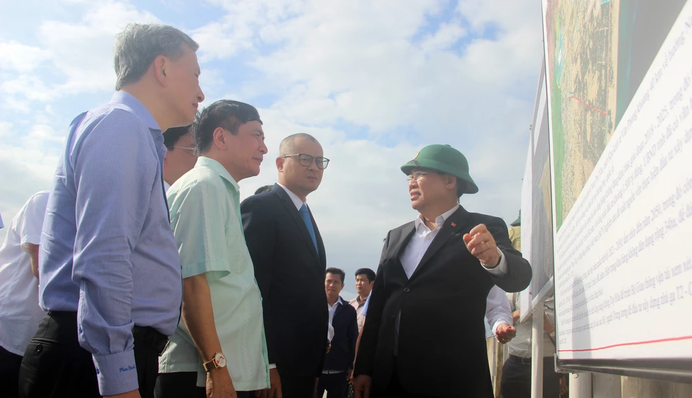 Chủ tịch Quốc hội Vương Đình Huệ kiểm tra hiện trường không gian quy hoạch Nam TP Tuy Hòa img-5331-2928.jpg