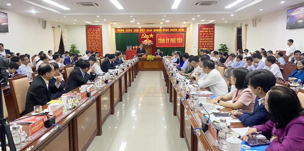 Quang cảnh cuộc làm việc giữa Chủ tịch Quốc hội và Ban Thường vụ Tỉnh ủy Phú Yên z5210399766458-454ed291138ad7cc4a9e472c660cb5c5-7860.jpg