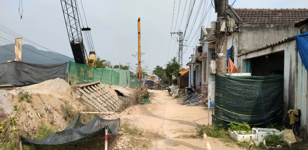 Những lớp nhà dân xã Tây Giang (huyện Tây Sơn) sống khổ trong vòng dự án nâng cấp quốc lộ 19 ql 19 (4).jpg