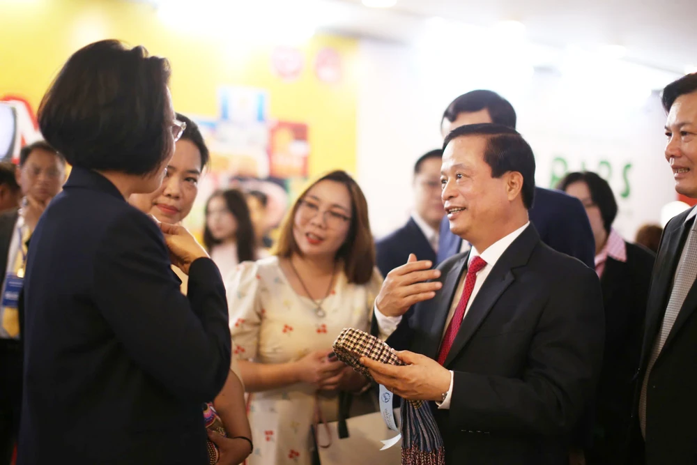 Lãnh đạo tỉnh Bình Định đón tiếp đoàn công tác của Tổng Lãnh sự Thái Lan tại TPHCM z6058818552598_e1c99b8c9d283de6595598042f3c292c.jpg