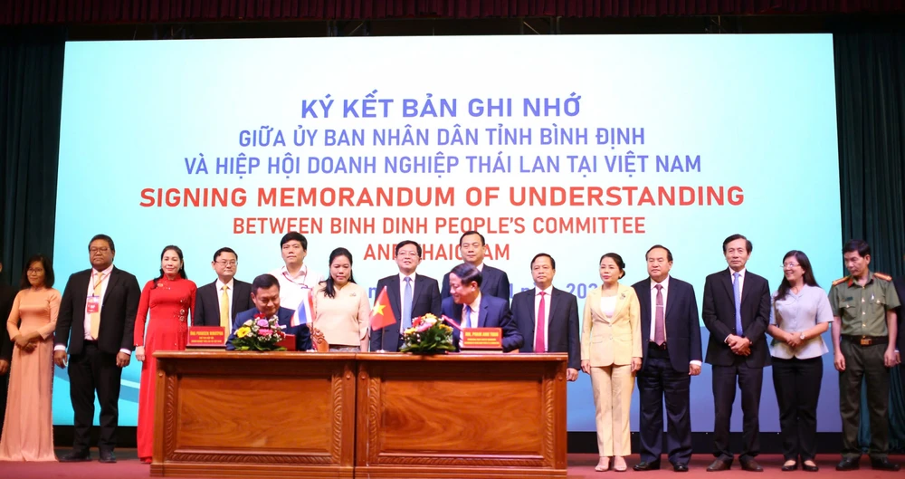 UBND tỉnh Bình Định ký kết bản ghi nhớ với Hiệp hội Doanh nghiệp Thái Lan tại Việt Nam z6058818590450_e60d626be95f9f87ba33909272b24b9b.jpg