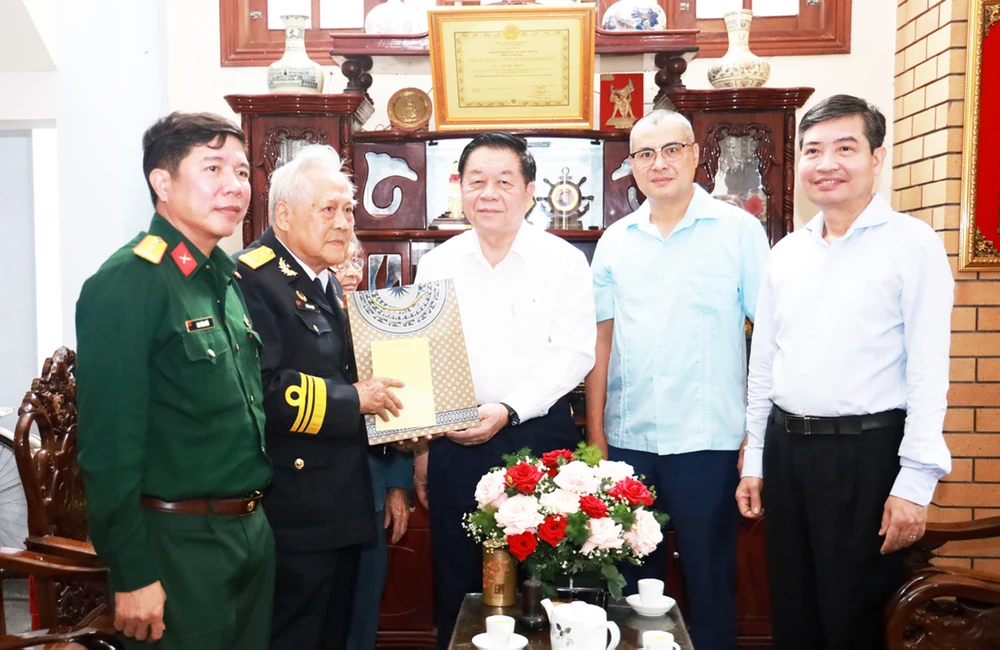 Trưởng Ban Tuyên giáo Trung ương Nguyễn Trọng Nghĩa cùng các lãnh đạo tỉnh Phú Yên trao quà cho nhân chứng lịch sử Tàu Không số. Ảnh: XT TAU KHONG SO (1).jpg