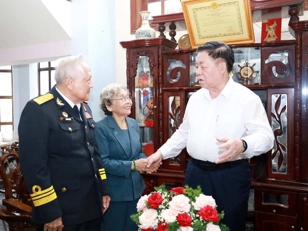 Đồng chí Nguyễn Trọng Nghĩa thăm hỏi, chúc sức khỏe vợ chồng Anh hùng lực lượng vũ trang Nhân dân Hồ Đắc Thạnh. Ảnh: XT than matIMG_0587.jpg