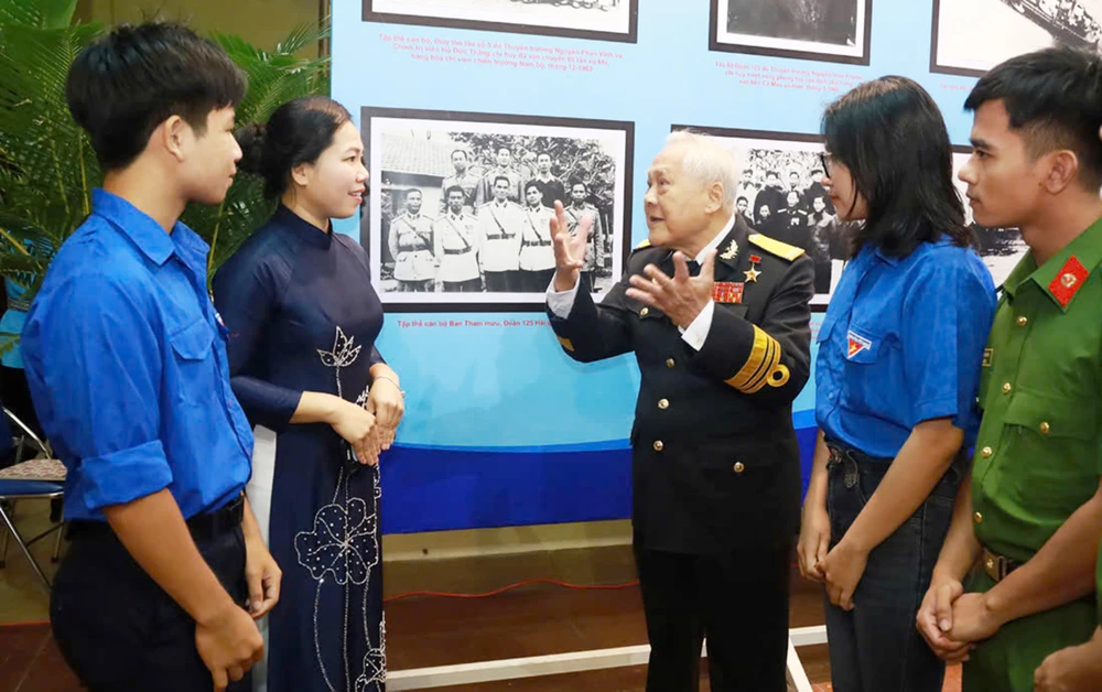 Anh hùng lực lượng vũ trang Nhân dân Hồ Đắc Thạnh truyền lửa cho những người trẻ về lịch sử hào hùng dân tộc và bối cảnh những chuyến Tàu Không số. Ảnh: PHƯƠNG ĐÔNG z6061428252132_378c96408fbf9bd5a7a11d2545c24402.jpg