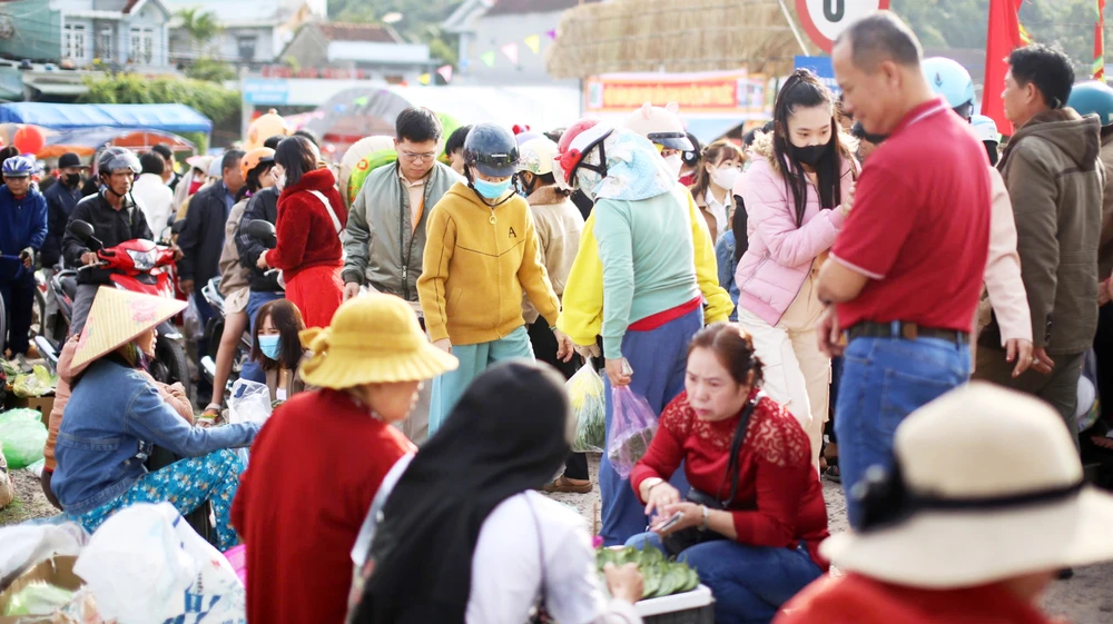Theo ghi nhận, khoảng 9-10 giờ sáng mùng 1 Tết lượng người đến Chợ Gò rất đông ước trên 4.000 người z6272512341072_fecb9d4e34cb70f1b4b709e5eaf151fa.jpg