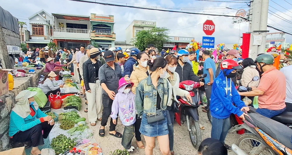 Theo địa phương, số lượng người dân, du khách tham gia lễ hội Chợ Gò năm nay đông đảo hơn, đạt trên 7.000 lượt z6272512520179_10d18e55bcb293822632e424edb3ddcf.jpg