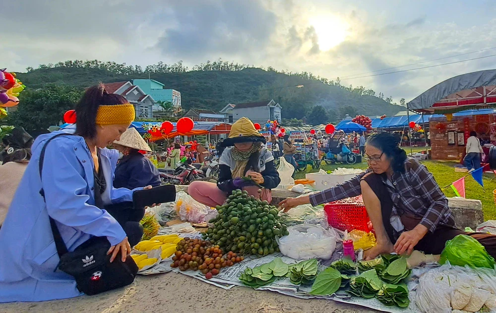 Người dân tham gia Chợ Gò vào sáng sớm 1 Tết để "rước lộc" cầu may đầu năm mới z6272512525621_bc530e1735f71bb04180cd7589d69688.jpg