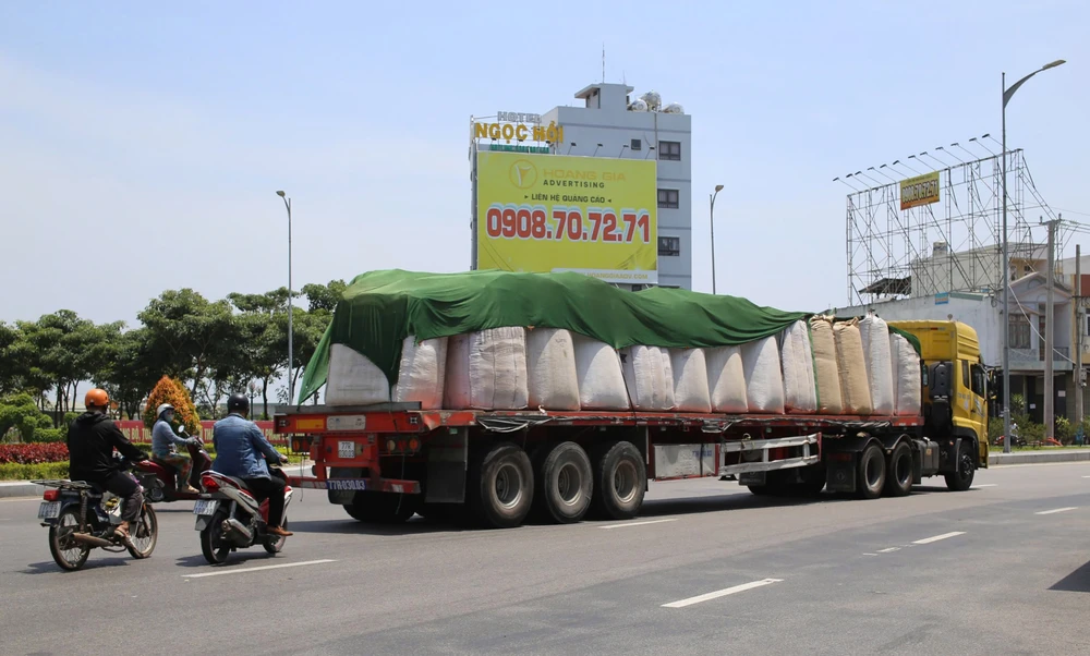 Lưu lượng xe tải trọng lớn chở hàng cồng kềnh qua cửa ngõ Quy Nhơn hiện nay rất lớn z6533986442476_847115240685b553b7dc71c204277fdf.jpg
