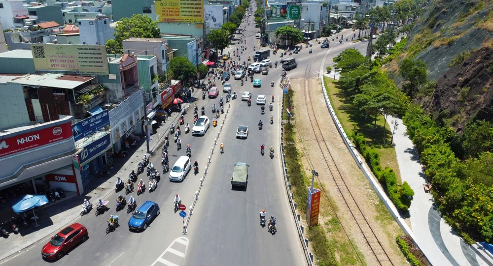 Cửa ngõ giao thông vào TP Quy Nhơn rất chật chội, mất an toàn lâu nay z6533994457971_f48e39e48d6a46eff76ea8483adaacf2.jpg