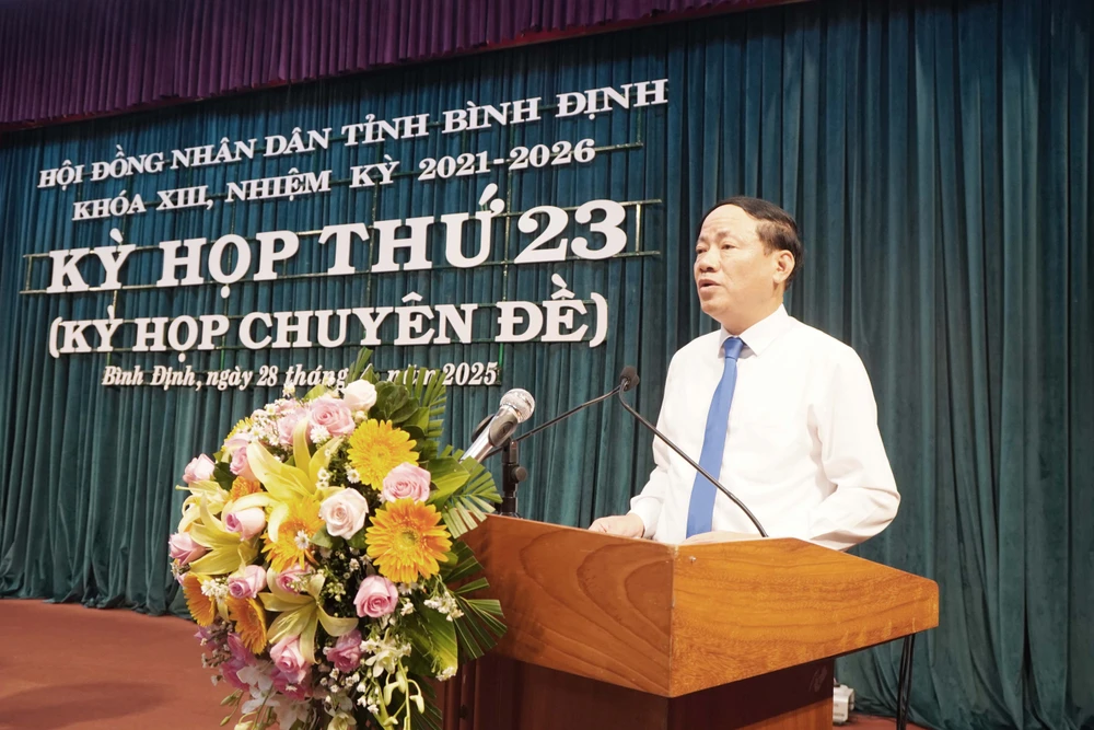 Ông Phạm Anh Tuấn, Chủ tịch UBND tỉnh Bình Định báo cáo tóm tắt các tờ trình tại kỳ họp DSC04813.JPG