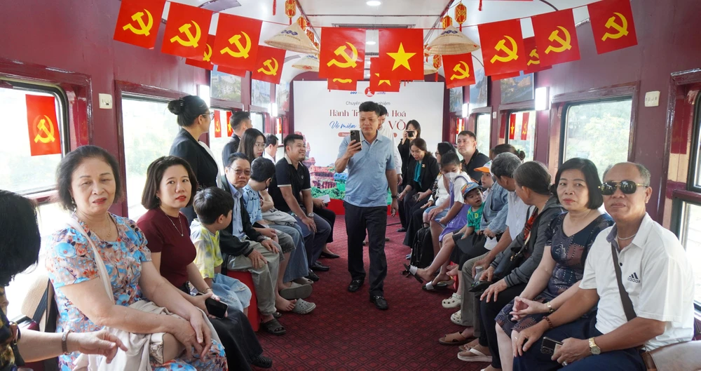 Bên trong khoang tàu được trang trí rất độc đáo, thông thoáng DSC05079.JPG