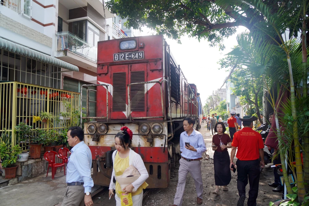 Chuyến tàu trải nghiệm văn hóa Bình Định đang triển khai với điểm nhấn là tháp Đôi 1.000 năm tuổi DSC05153.JPG