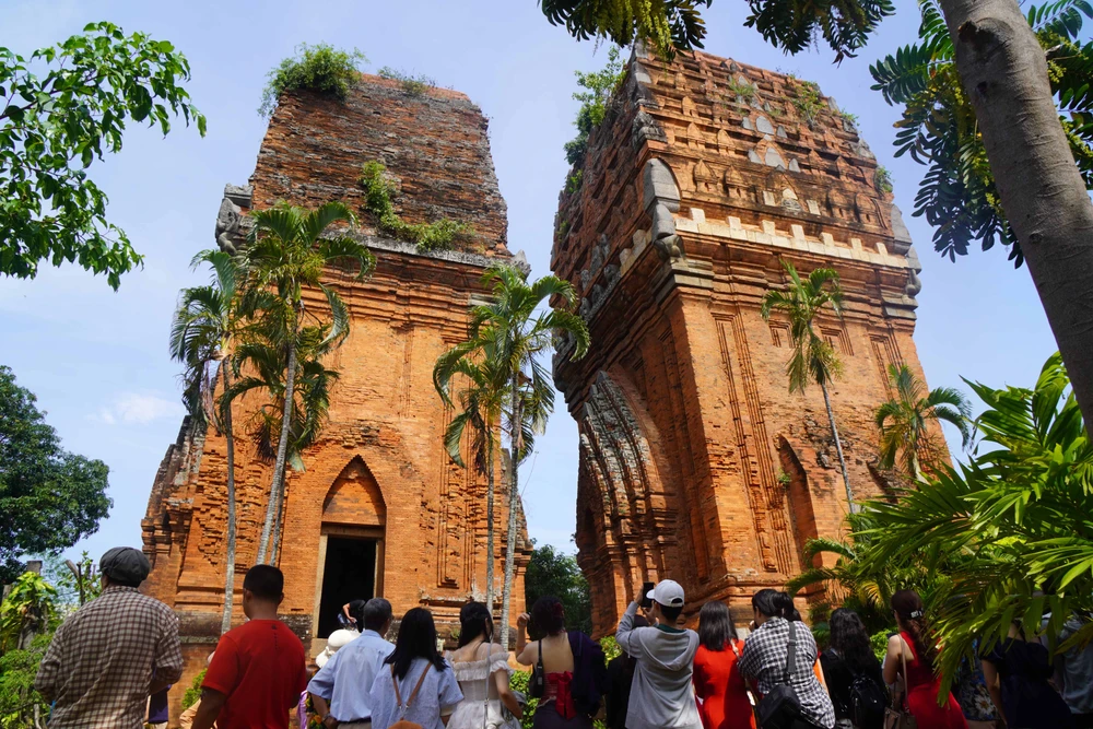 Điểm dừng chân di sản thứ nhất của chuyến tàu là tại cụm tháp Đôi DSC05184.JPG