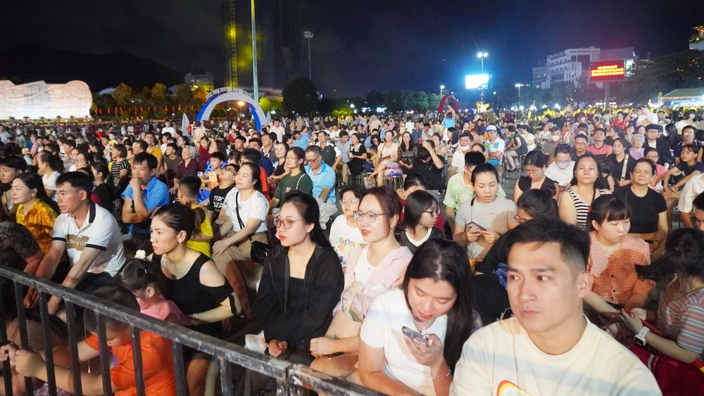 Đêm khai mạc thu hút nhiều người DSC05358.JPG