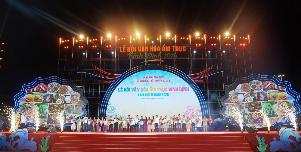 Vinh danh các đơn vị, đầu bếp, chuyên gia ẩm thực tại đêm khai mạc DSC05411.JPG