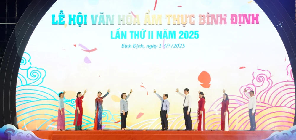 Các lãnh đạo, đại biểu bấm nút khai mạc lễ hội DSC05452.JPG