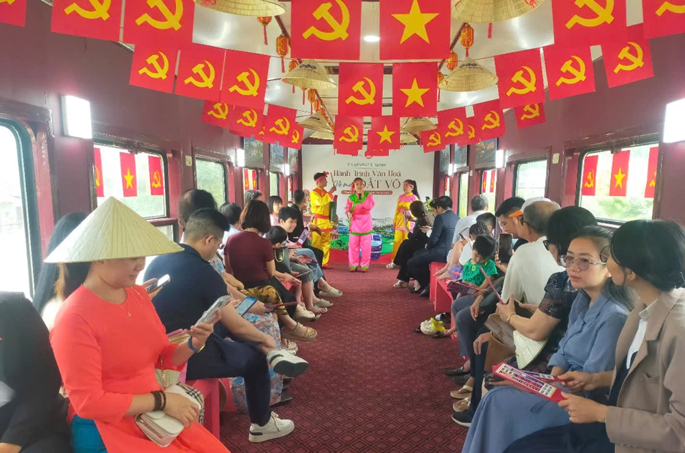 Du khách tham gia hội bài chòi ngay trên toa tàu z6560168605105_a61961f9d87227c356f08c5fef61d4bd.jpg