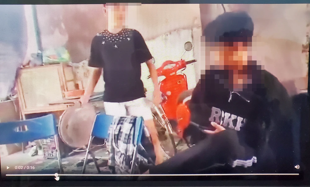 Đối tượng cầm vật như thau nhôm đánh vào mặt, đầu học sinh K.. Ảnh chụp từ clip 20250507_103556.jpg