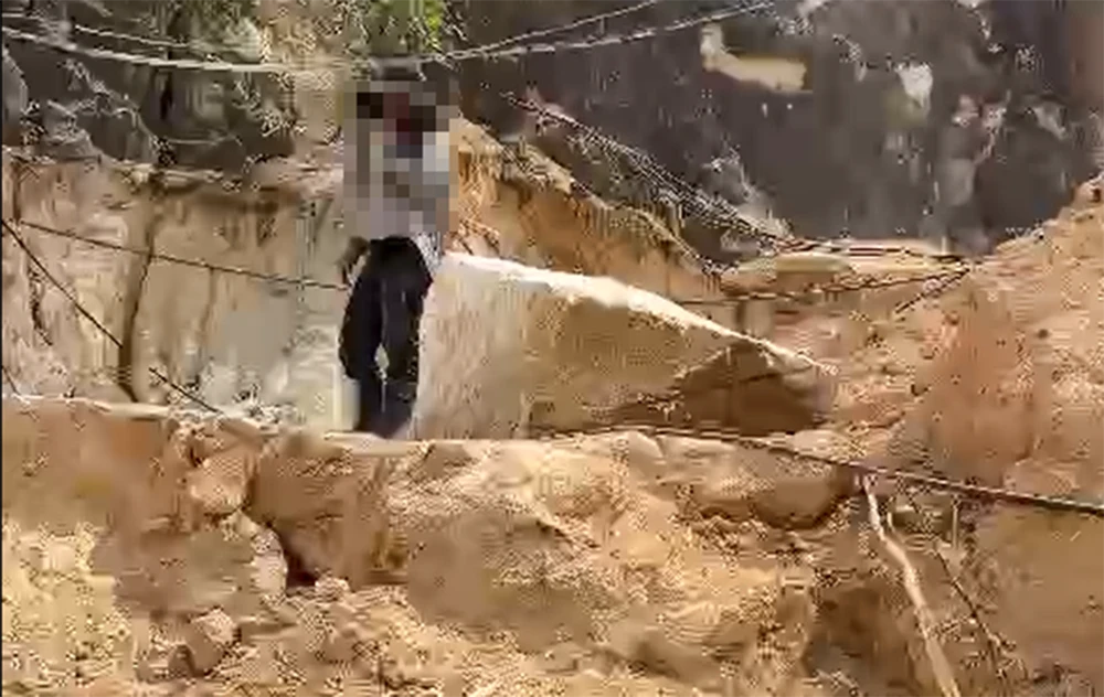 Đối tượng khai thác khoáng sản trái phép bị bắt quả tang tại hiện trường. Ảnh: Công an cung cấp Screenshot 2025-05-10 191157.png