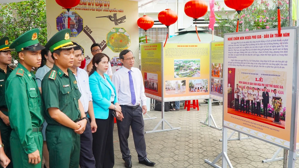 Lãnh đạo Sở VH-TT-DL tỉnh Bình Định cùng các cán bộ, chiến sĩ tham quan các hình ảnh, tư liệu về di sản tại triển lãm. Ảnh: HOÀNG NGỌC z6592690014714_0c1855db4f21c333867eb85823cea0f9.jpg