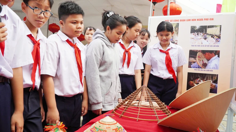 Triển lãm thu hút nhiều em học sinh tỉnh Bình Định tham gia. Ảnh: HOÀNG NGỌC z6592691560032_60d78e6064b056865322ef207ea17cf7.jpg