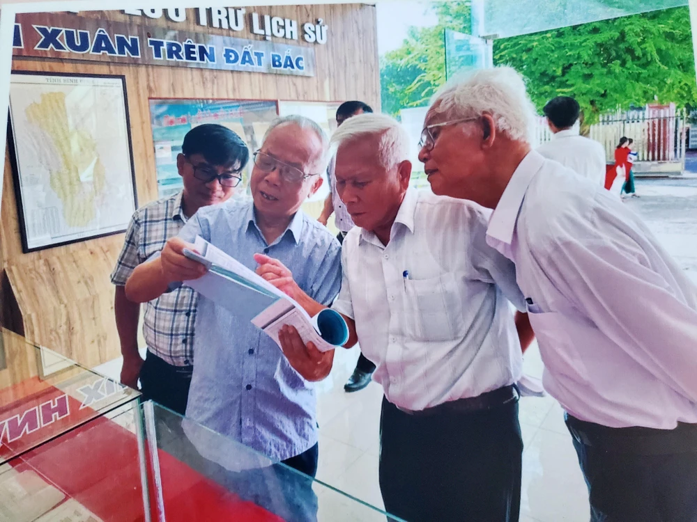 Hình ảnh, các cựu học sinh miền Nam tại Bình Định tìm lại lịch sử 20250514_181014.jpg