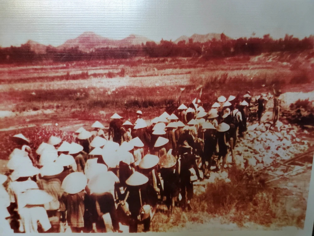 Cán bộ, đồng bào 3 tỉnh Bình Định, Quảng Nam, Quảng Ngãi trên đường di chuyển về Quy Nhơn để tập kết ra Bắc 20250514_181655.jpg
