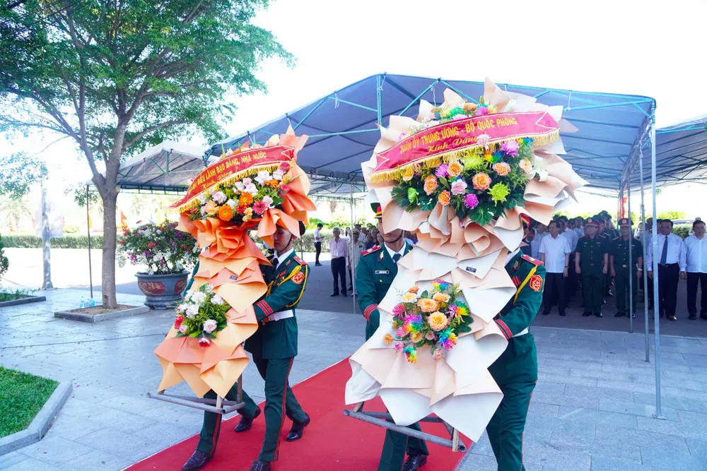Đoàn của Trưởng Ban Tuyên giáo và Dân vận Trung ương và Phó Chủ tịch nước dâng hoa tưởng niệm DSC06361.jpg