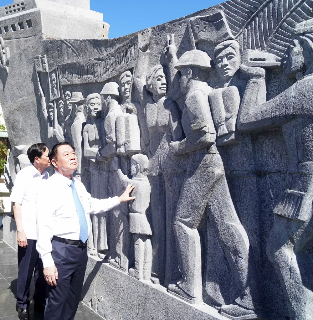 Trưởng Ban Tuyên giáo và Dân vận Trung ương Nguyễn Trọng Nghĩa tham quan, tưởng niệm tại tượng đài Di tích Quốc gia Cảng Quy Nhơn DSC06373.jpg