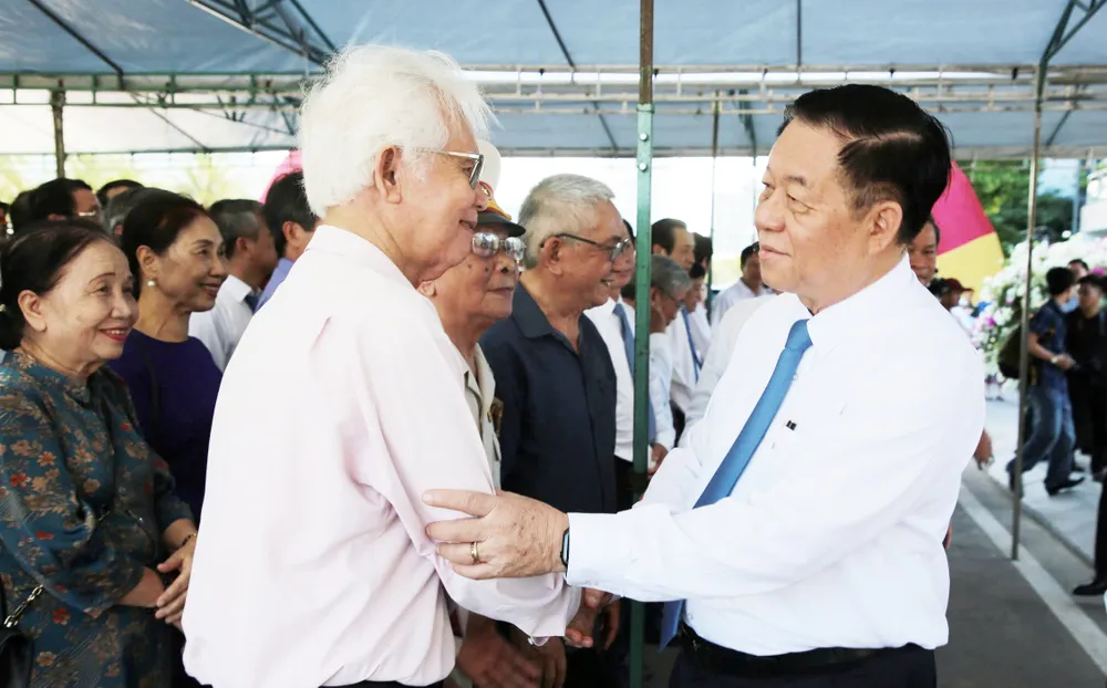 Đồng chí Nguyễn Trọng Nghĩa gặp gỡ các nhân chứng lịch sử tại Di tích Cảng Quy Nhơn z6607632715216_6beef2d6c65d1c15436fc226728f45ba.jpg