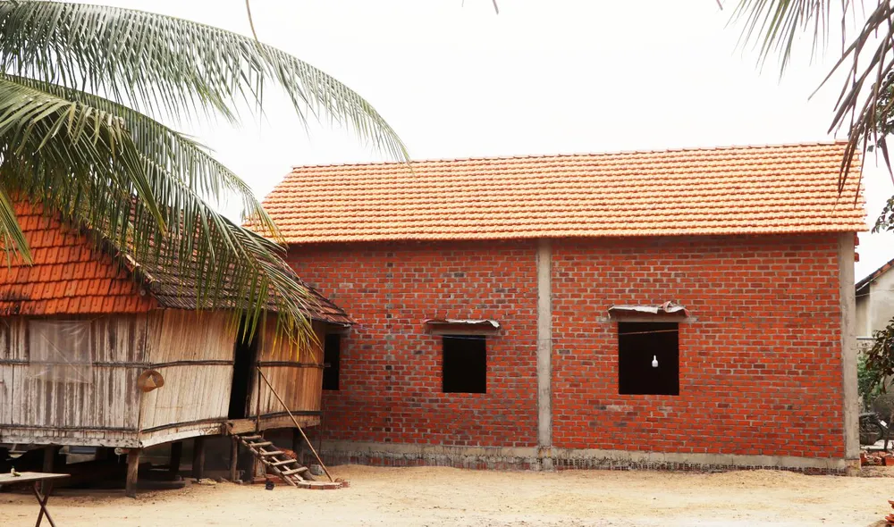 Một ngôi nhà mới của bà con Ba Na ở làng M9, xã Vĩnh Hòa (huyện Vĩnh Thạnh) mái ngói đỏ tươi 3 VT.jpg