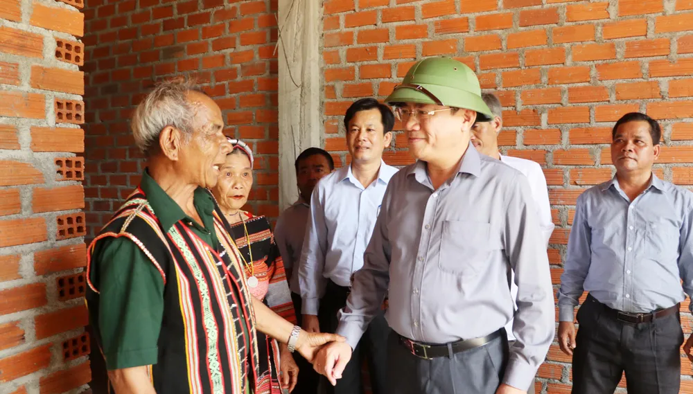 Chủ tịch UBND tỉnh Bình Định Phạm Anh Tuấn thăm hỏi hộ dân được thụ hưởng chính sách xóa nhà tạm, nhà dột nát IMG_8183.JPG