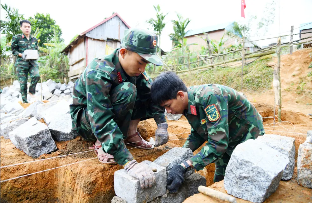 Lực lượng bộ đội đặt những viên gạch móng để xây lại nhà mới cho bà con dân tộc Ba Na ở "cổng trời" Canh Liên Screenshot 2025-05-18 161227.jpg
