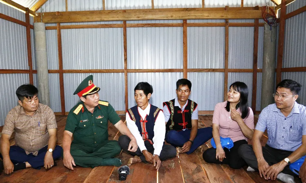 Lãnh đạo Bộ CHQS tỉnh Bình Định và huyện Vân Canh thăm hỏi các gia đình mới được hỗ trợ xóa nhà tạm, nhà dột nát ở Canh Liên Screenshot 2025-05-18 161425.jpg