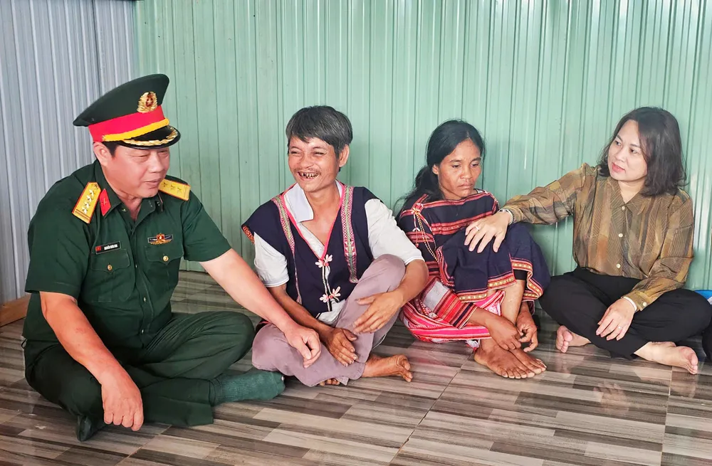 Nụ cười người chủ nhà Ba Na ở xã Canh Liên sau khi được Nhà nước, bộ đội xây lại nhà mới z6606164977324_f3c50f587d20bdb44efe7056e72e1e1a.jpg
