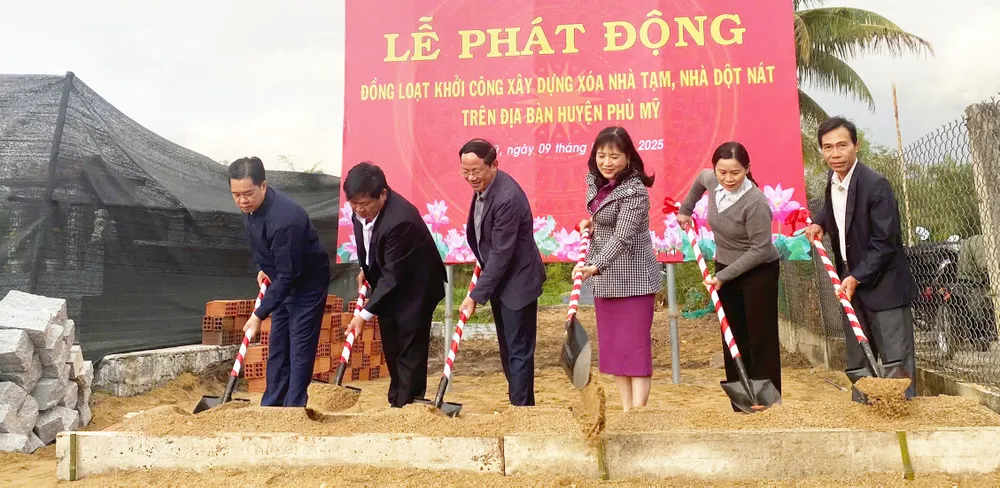 Sáng 9-2, tỉnh Bình Định đồng loạt khởi công xóa nhà tạm, nhà dột nát trên toàn tỉnh z6606166257923_116cfb5fb0d5a7e4d03b251b7dce34ef.jpg