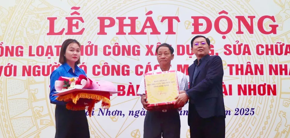 Bí thư Tỉnh ủy Bình Định Hồ Quốc Dũng trao quà cho các hộ dân có nhà tạm, nhà dột nát tại lễ khởi công z6606166780940_3bfbc5742c63db09ecae2d9e9c413c45.jpg