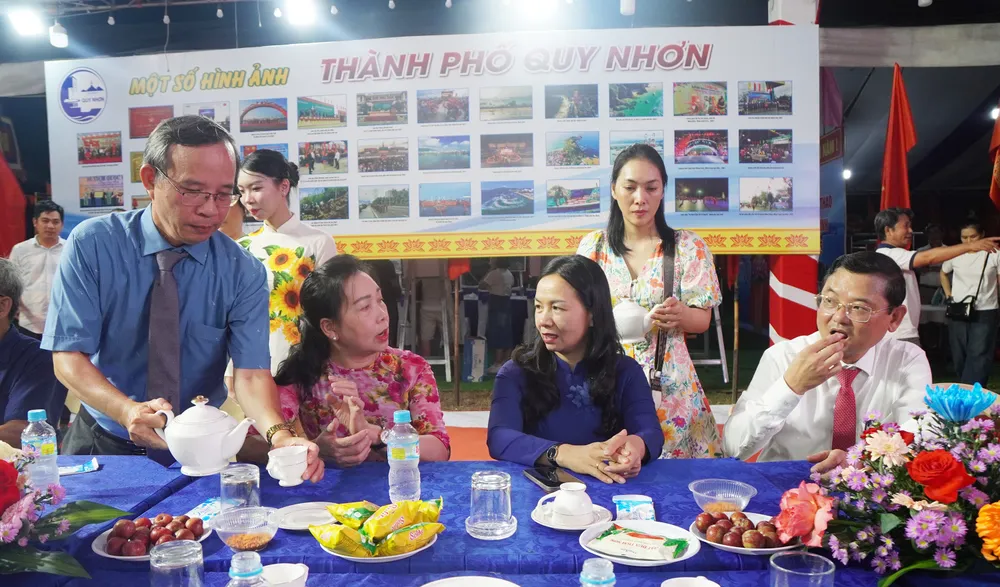 Les dirigeants provinciaux de Binh Dinh participent à des échanges culturels dans des camps DSC09224.JPG