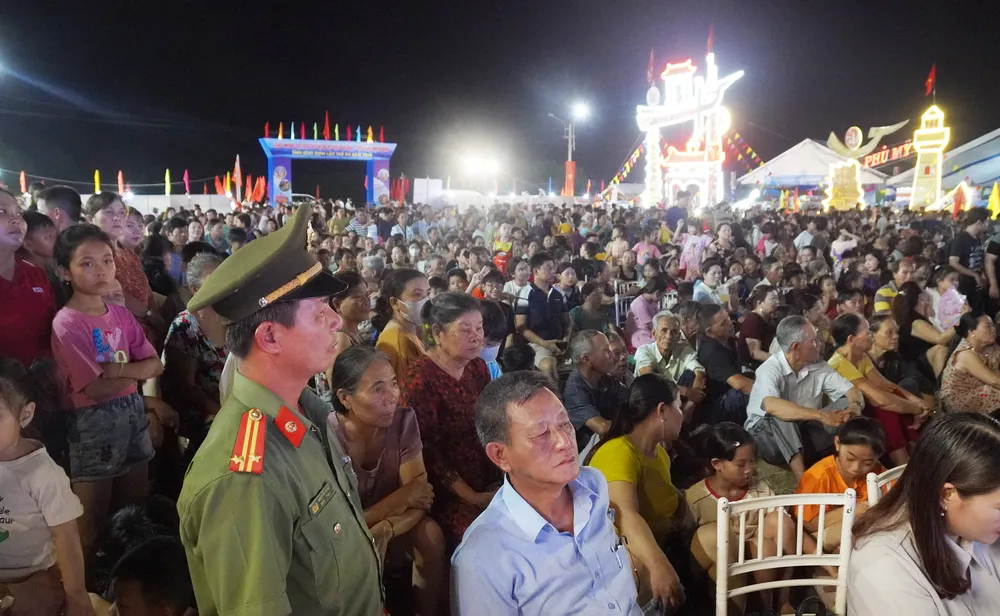 La soirée d’ouverture a attiré des milliers de personnes. DSC09435.JPG