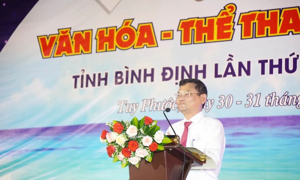 Le vice-président du Comité populaire provincial de Binh Dinh a prononcé le discours d'ouverture du festival DSC09461.JPG