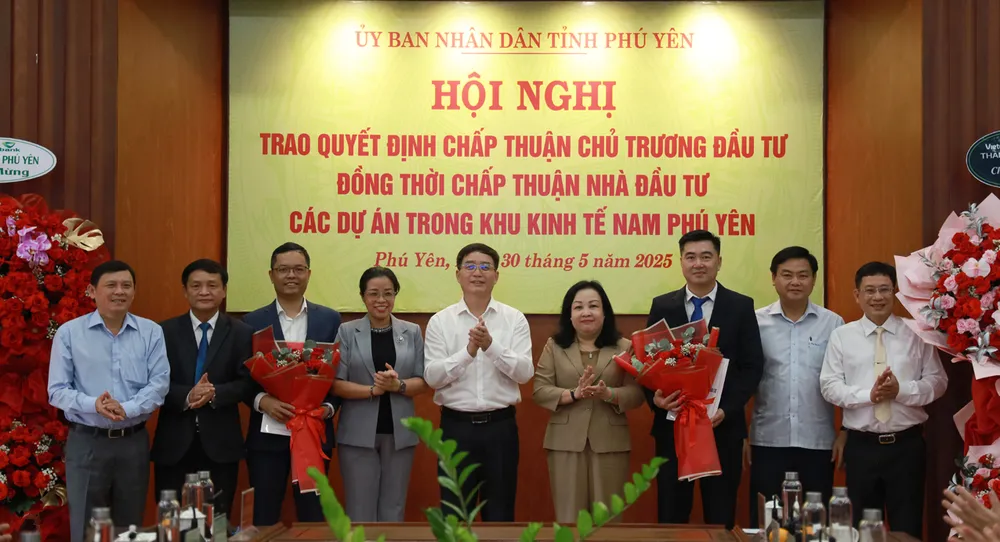 Lãnh đạo tỉnh Phú Yên chúc mừng các nhà đầu tư thực hiện các dự án tại tỉnh này. Ảnh: MỸ HÒA phu yen dclIMG_0226.jpg