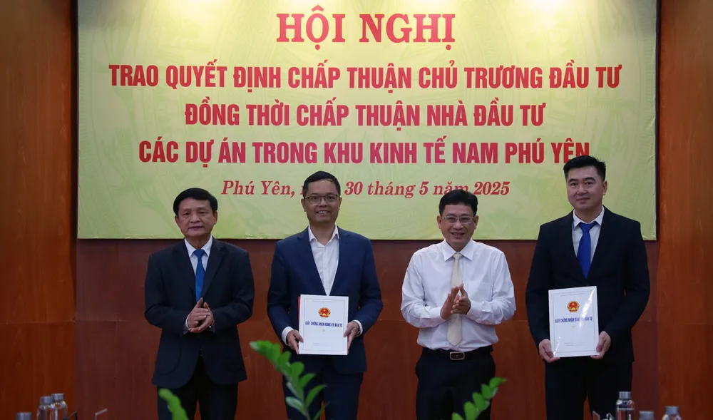 Trao chấp thuận 2 nhà đầu tư. Ảnh: MỸ HÒA traoIMG_0197.jpg