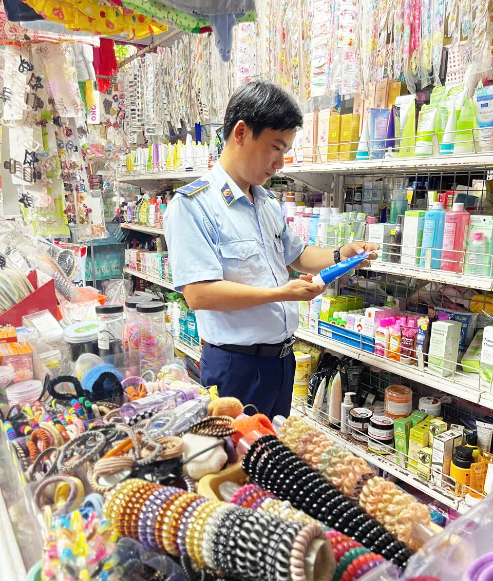 Lực lượng Quản lý thị trường kiểm tra hàng hóa ở Bình Định. Ảnh: CHI CỤC QUẢN LÝ THỊ TRƯỜNG BÌNH ĐỊNH 23_May_2025_013446_GMTd2.jpg