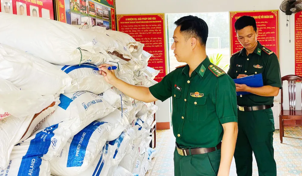 Bộ đội Biên phòng tỉnh Bình Định vừa phát hiện, thu giữ 4 tấn đường không có giấy tờ ANH ...jpg