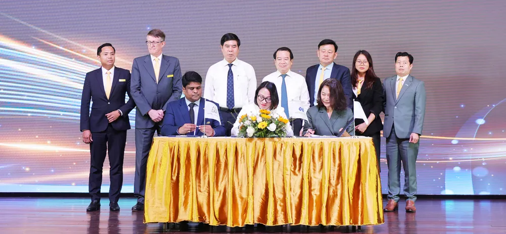 Các đại diện doanh nghiệp trong nước và quốc tế ký kết ghi nhớ hợp tác tại hội nghị IMG_1914.JPG
