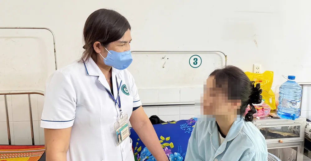 Bệnh viện Đa khoa (BVĐK) tỉnh Phú Yên ghi nhận nhiều ca bệnh bị ngộ độc sau khi ăn ở nhà hàng P.Đ.V. III. Ảnh: XUÂN HUYÊN z6673741463579_5cb27943c5757b921a6851e2ed0c9de6.jpg
