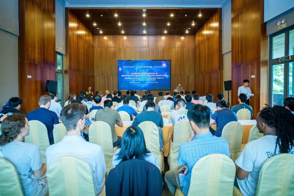 Các nhà khoa học, học viên tại sự kiện. Ảnh: TRỌNG NHÂN IMG_20250609_180941.jpg